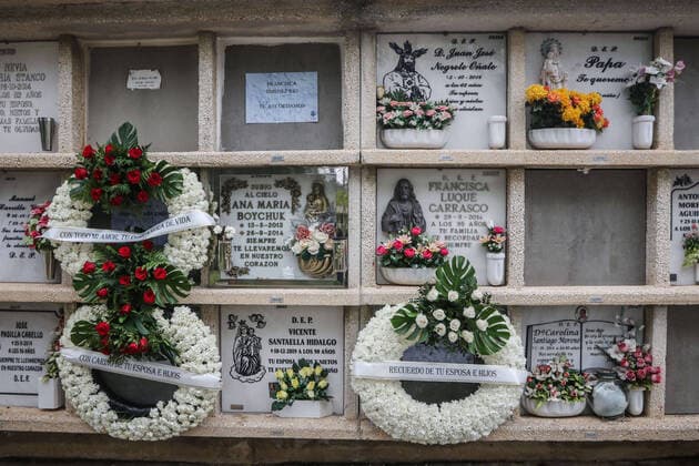 April 7, 2020: 7 April 2020 (Malaga) The workers of the cemetery of Malaga act with the security measures that the Spanish government has decreed in occasion of the crisis of the coronavirus . The compulsory use of mask, gloves, safety distance and maximum of 3 family members per burial. - ZUMAc161 20200407_zap_c161_062 Copyright: xLorenzoxCarnerox