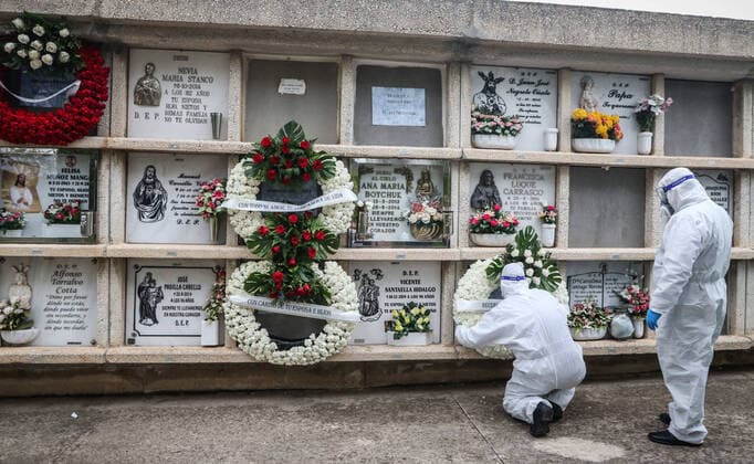 April 7, 2020: 7 April 2020 (Malaga) The workers of the cemetery of Malaga act with the security measures that the Spanish government has decreed in occasion of the crisis of the coronavirus . The compulsory use of mask, gloves, safety distance and maximum of 3 family members per burial. - ZUMAc161 20200407_zap_c161_069 Copyright: xLorenzoxCarnerox