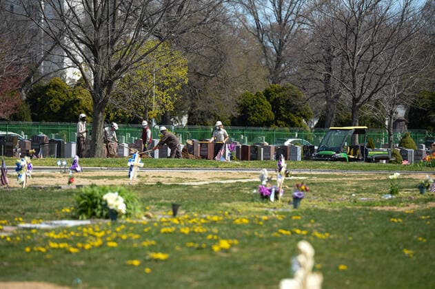 April 7, 2020, New York Queens, USA: Cemetery workers preparing the grave. NYC mortuary system is overwhelmed. Morgues, hospitals, funeral homes, cemeteries and crematoria do not have time and space for the Coronavirus victims bodies. The COVID-19 death toll in the NYC is 3,324 and 72,324 confirmed cases. 04 07 20. New York Queens Saint John Cemetery. New York Queens USA - ZUMAs252 20200407_znp_s252_024 Copyright: xMarcusxSantosx