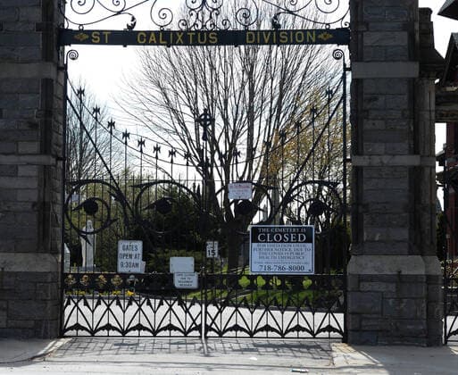 April 7, 2020, New York Queens, USA: Saint Calixtus Division Cemetery close gates .The COVID-19 death toll in the NYC is 3,324 and 72,324 confirmed cases. 04 07 20. New York Queens New York Queens USA - ZUMAs252 20200407_znp_s252_027 Copyright: xMarcusxSantosx