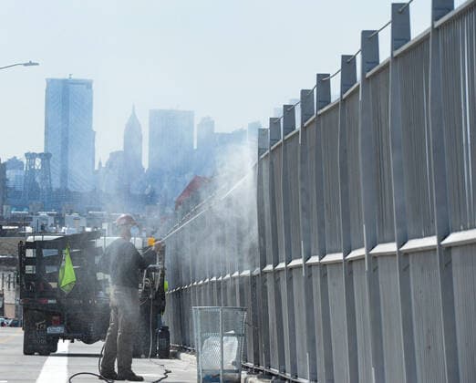 April 7, 2020, New York Queens, USA: NYC worker cleaning the Kosciuszko Bridge. The COVID-19 death toll in the NYC is 3,324 and 72,324 confirmed cases. 04 07 20. New York Queens New York Queens USA - ZUMAs252 20200407_znp_s252_036 Copyright: xMarcusxSantosx