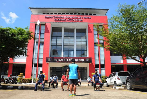 April 7, 2020, Depok, Indonesia: Officers of prison wardens are basking and doing gymnastics in the sun in the courtyard of the Class 1 Detention Center. they do every day to strengthen the body s immunity and avoid disease and viruses. Depok Indonesia  - ZUMAPris 20200407_mda_r173_060 Copyright: xDasrilxRoszandix
