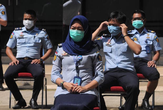 April 7, 2020, Depok, Indonesia: Officers of prison wardens are basking and doing gymnastics in the sun in the courtyard of the Class 1 Detention Center. they do every day to strengthen the body s immunity and avoid disease and viruses. Depok Indonesia  - ZUMAPris 20200407_mda_r173_061 Copyright: xDasrilxRoszandix