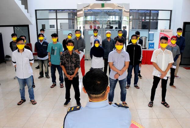 April 7, 2020, Depok, Indonesia: Prisoners before being released were given directions and explanations from prison officials at the Class I State Detention Center. Since the outbreak of the corona virus or Covid 19, the detention has required employees and visitors to do sterilization to decide the spread of the corona or Covid virus 19 Depok Indonesia - ZUMAand 20200407_mda_r173_044 Copyright: xDasrilxRoszandix
