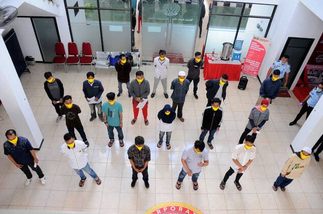 April 7, 2020, Depok, Indonesia: Prisoners before being released were given directions and explanations from prison officials at the Class I State Detention Center. Since the outbreak of the corona virus or Covid 19, the detention has required employees and visitors to do sterilization to decide the spread of the corona or Covid virus 19 Depok Indonesia - ZUMAand 20200407_mda_r173_045 Copyright: xDasrilxRoszandix