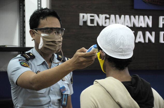April 7, 2020, Depok, Indonesia: Officers check the body temperature of the prisoners before exiting the Class I State Detention House. Since the outbreak of the corona virus or Covid 19, the detention center requires employees and visitors to carry out sterilization to decide on the spread corona virus or Covid 19 Depok Indonesia - ZUMAand 20200407_mda_r173_050 Copyright: xDasrilxRoszandix