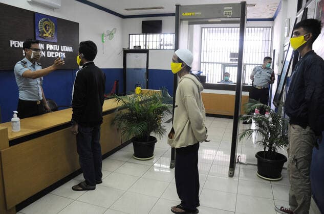 April 7, 2020, Depok, Indonesia: Officers check the body temperature of the prisoners before exiting the Class I State Detention House. Since the outbreak of the corona virus or Covid 19, the detention center requires employees and visitors to carry out sterilization to decide on the spread corona virus or Covid 19 Depok Indonesia - ZUMAand 20200407_mda_r173_051 Copyright: xDasrilxRoszandix