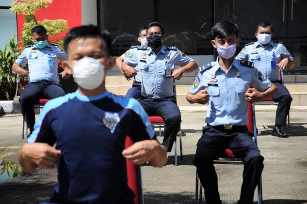 April 7, 2020, Depok, Indonesia: Officers of prison wardens are basking and doing gymnastics in the sun in the courtyard of the Class 1 Detention Center. they do every day to strengthen the body s immunity and avoid disease and viruses. Depok Indonesia  - ZUMAPris 20200407_mda_r173_064 Copyright: xDasrilxRoszandix