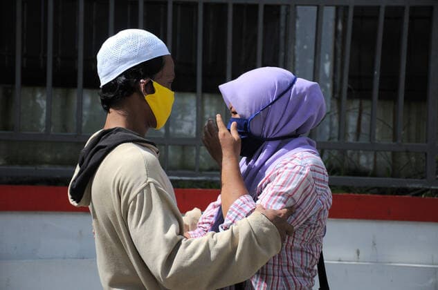 April 7, 2020, Depok, Indonesia: A prisoner with a yellow mask hugs his family after getting parole in class I Detention House (Rumah tahanan) class. The Indonesian government has issued and released 30,432 prisoners and children throughout Indonesia on Saturday 4 April 2020, through assimilation and integration programs related to the spread of the corona virus or Covid 19. Depok Indonesia  - ZUMAand 20200407_mda_r173_030 Copyright: xDasrilxRoszandix