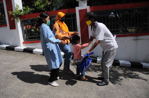 April 7, 2020, Depok, Indonesia: A prisoner with a yellow mask hugs his family after getting parole in class I Detention House (Rumah tahanan) class. The Indonesian government has issued and released 30,432 prisoners and children throughout Indonesia on Saturday 4 April 2020, through assimilation and integration programs related to the spread of the corona virus or Covid 19. Depok Indonesia  - ZUMAand 20200407_mda_r173_031 Copyright: xDasrilxRoszandix