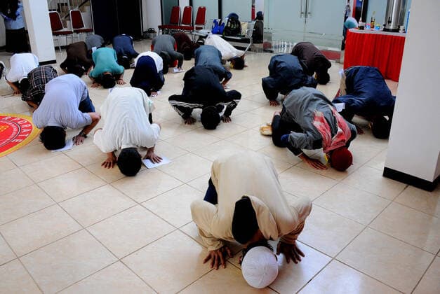 April 7, 2020, Depok, Indonesia: Prisoners before being released were given directions and explanations from prison officials at the Class I State Detention Center. Since the outbreak of the corona virus or Covid 19, the detention has required employees and visitors to do sterilization to decide the spread of the corona or Covid virus 19 Depok Indonesia  - ZUMAand 20200407_mda_r173_038 Copyright: xDasrilxRoszandix