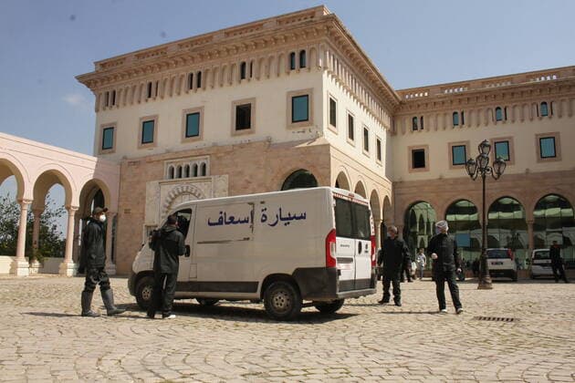 Coronavirus in Tunesien, Pflegekräfte üben den Ernstfall in Tunis April 7, 2020, Tunis, Tunisia: Truck with corpse outside a cemetery during the white operation..A grand burial named ˜white operation™ for corona virus victims. Tunisia has recorded a total of 650 infected cases and 23 deaths by the covid-19 disease. Tunis Tunisia - ZUMAs197 20200407_zaa_s197_171 Copyright: xJdidixWassimx