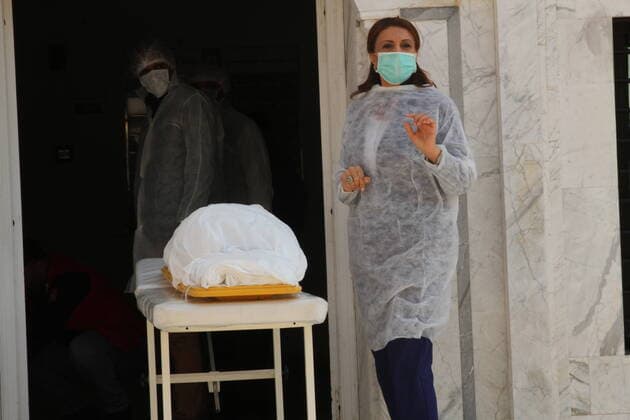 Coronavirus in Tunesien, Pflegekräfte üben den Ernstfall in Tunis April 7, 2020, Tunis, Tunisia: (EDITOR™S NOTE: Image depicts death).Health workers wearing protective suits as a preventive measure, stand next to a corpse during the white operation..A grand burial named ˜white operation™ for corona virus victims. Tunisia has recorded a total of 650 infected cases and 23 deaths by the covid-19 disease. Tunis Tunisia - ZUMAs197 20200407_zaa_s197_174 Copyright: xJdidixWassimx