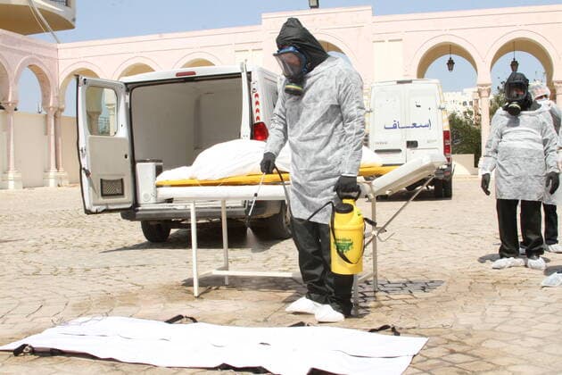 Coronavirus in Tunesien, Pflegekräfte üben den Ernstfall in Tunis April 7, 2020, Tunis, Tunisia: Health workers wearing protective suits as a preventive measure, disinfecting a stretcher during the white operation..A grand burial named ˜white operation™ for corona virus victims. Tunisia has recorded a total of 650 infected cases and 23 deaths by the covid-19 disease. Tunis Tunisia - ZUMAs197 20200407_zaa_s197_177 Copyright: xJdidixWassimx