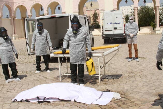 Coronavirus in Tunesien, Pflegekräfte üben den Ernstfall in Tunis April 7, 2020, Tunis, Tunisia: (EDITOR™S NOTE: Image depicts death).Health workers wearing protective suits as a preventive measure, disinfecting the corpse during the white operation..A grand burial named ˜white operation™ for corona virus victims. Tunisia has recorded a total of 650 infected cases and 23 deaths by the covid-19 disease. Tunis Tunisia - ZUMAs197 20200407_zaa_s197_178 Copyright: xJdidixWassimx