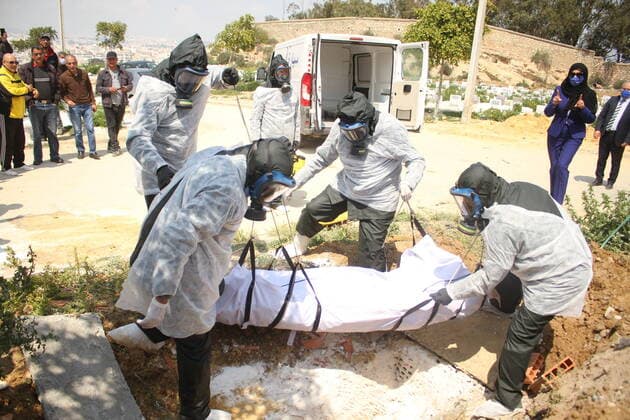 Coronavirus in Tunesien, Pflegekräfte üben den Ernstfall in Tunis April 7, 2020, Tunis, Tunisia: (EDITOR™S NOTE: Image depicts death).Health workers wearing protective suits as a preventive measure, burying the corpse during the white operation..A grand burial named ˜white operation™ for corona virus victims. Tunisia has recorded a total of 650 infected cases and 23 deaths by the covid-19 disease. Tunis Tunisia - ZUMAs197 20200407_zaa_s197_185 Copyright: xJdidixWassimx