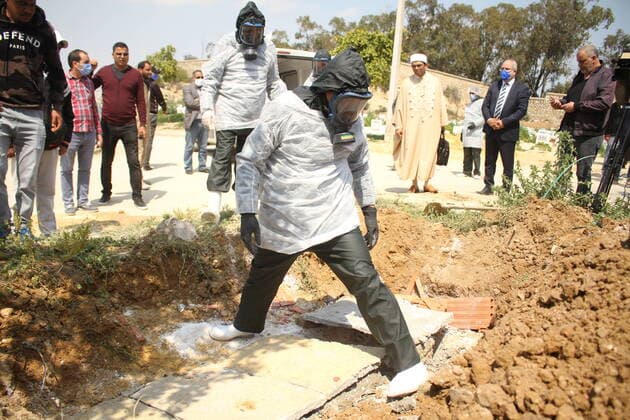 Coronavirus in Tunesien, Pflegekräfte üben den Ernstfall in Tunis April 7, 2020, Tunis, Tunisia: Municipality worker covers the grave with dust, wearing protective gear during the white operation..A grand burial named ˜white operation™ for corona virus victims. Tunisia has recorded a total of 650 infected cases and 23 deaths by the covid-19 disease. Tunis Tunisia - ZUMAs197 20200407_zaa_s197_187 Copyright: xJdidixWassimx