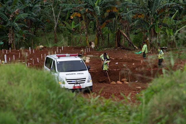 Cemetery Victim the COVID-19 Coronavirus Outbreak in Indonesia - April 7, 2020. Cemetery workers burying a victim from the COVID-19 coronavirus outbreak, during a funeral in Jakarta on April 7, 2020. (Photo by Yogi Aroon Sidabariba INA Photo Agency imago images) 