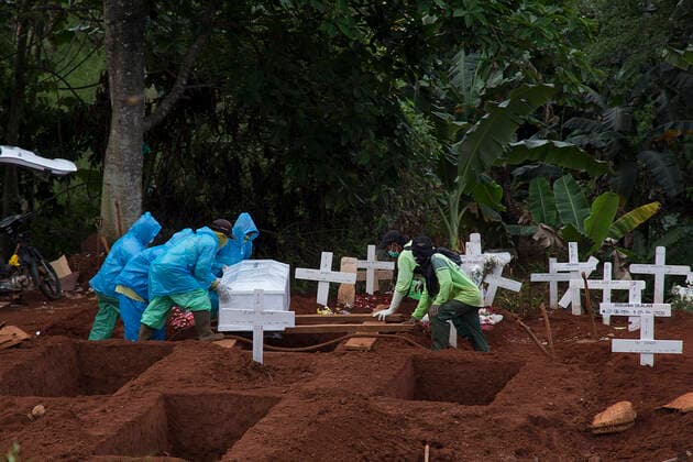 Cemetery Victim the COVID-19 Coronavirus Outbreak in Indonesia - April 7, 2020. Cemetery workers burying a victim from the COVID-19 coronavirus outbreak, during a funeral in Jakarta on April 7, 2020. (Photo by Yogi Aroon Sidabariba INA Photo Agency imago images) 