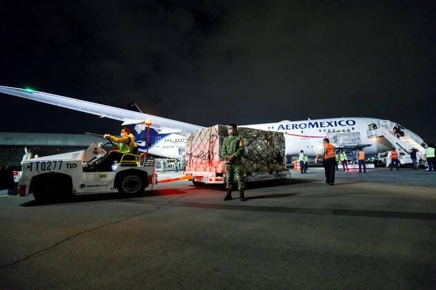Military guard the arrival of the Aeromexico Boeing 787 at the Hangar in Mexico City, Mexico, 07 April 2020. A plane with 10.1 tons of medical supplies, to face the COVID-19 pandemic, arrived on Tuesday night at Mexico City, from the city of Shanghai, China, the office of the Mexican president reported. EFE Jose Mendez 10.1 tons of medical supplies arrive in Mexico from China !ACHTUNG: NUR REDAKTIONELLE NUTZUNG!  Copyright: xJosexMendezx MEX9183 20200408-637219232680201783