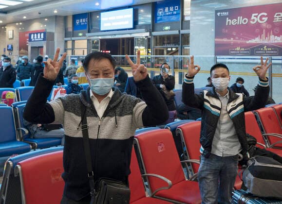 (200408) -- WUHAN, April 8, 2020 -- Passengers cheer up for Wuhan while waiting to take train K81 at Wuchang Railway Station in Wuhan, central China s Hubei Province, late April 7, 2020. The train K81, which started from Xi an of northwest China s Shaanxi Province and is heading for Guangzhou in south China s Guangdong Province, made a stop to pick up 442 passengers at Wuchang Railway Station in Wuhan early Wednesday, the first one since the city lifted its outbound travel restrictions. ) CHINA-HUBEI-WUHAN-OUTBOUND TRAVEL RESTRICTIONS-LIFT (CN) FeixMaohua 