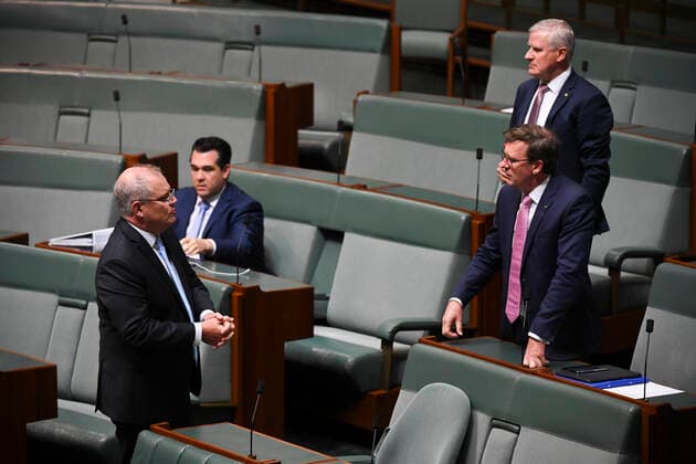 QUESTION TIME, Australian Prime Minister Scott Morrison (left) speaks to Australian Urban Infrastructure Minister Alan Tudge speak during House of Representatives Question Time at Parliament House in Canberra, Wednesday, April 8, 2020. ( NO ARCHIVING, EDITORIAL USE ONLY, NO USE IN BOOKS WITHOUT CONSENT CANBERRA ACT AUSTRALIA  Copyright: xLUKASxCOCHx 20200408001462314718