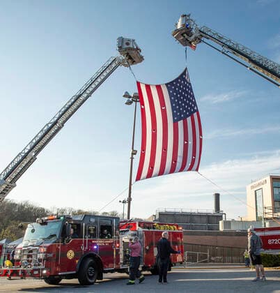 NY: Nassau County first responders salute medics Firefighters raise huge American flag during Nassau County first responders line up to salute heroes from front lines of COVID-19 pandemic at North Shore University Hospital Manhasset New York United States Copyright: LevxRadin