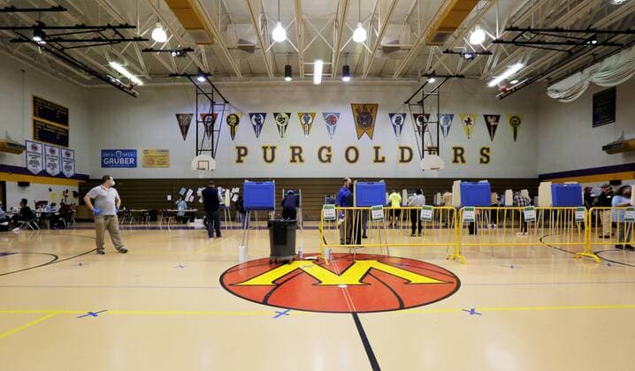April 7, 2020, Milwaukee, Wisconsin, U.S: Milwaukee County residents line up to vote Tuesday April, 7, 2020 during the COVID-19 pandemic. Wisconsin Governor Tony Evers sought to postpone the elections because of the (coronavirus) COVID-19 pandemic, and was overruled by the Wisconsin Supreme Court to have the voting proceed as scheduled. Milwaukee U.S. - ZUMAr148 20200407_zap_r148_090 Copyright: xPatxA.xRobinsonx