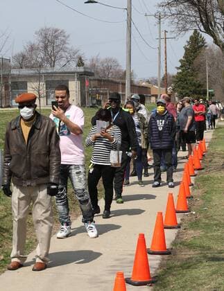 April 7, 2020, Milwaukee, Wisconsin, U.S: Milwaukee County residents line up to vote Tuesday April, 7, 2020 during the COVID-19 pandemic. Wisconsin Governor Tony Evers sought to postpone the elections because of the (coronavirus) COVID-19 pandemic, and was overruled by the Wisconsin Supreme Court to have the voting proceed as scheduled. Milwaukee U.S. - ZUMAr148 20200407_zap_r148_097 Copyright: xPatxA.xRobinsonx