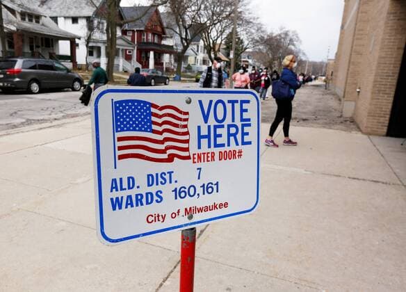 April 7, 2020, Milwaukee, Wisconsin, U.S: Milwaukee County residents line up to vote Tuesday April, 7, 2020 during the COVID-19 pandemic. Wisconsin Governor Tony Evers sought to postpone the elections because of the (coronavirus) COVID-19 pandemic, and was overruled by the Wisconsin Supreme Court to have the voting proceed as scheduled. Milwaukee U.S. - ZUMAr148 20200407_zap_r148_101 Copyright: xPatxA.xRobinsonx