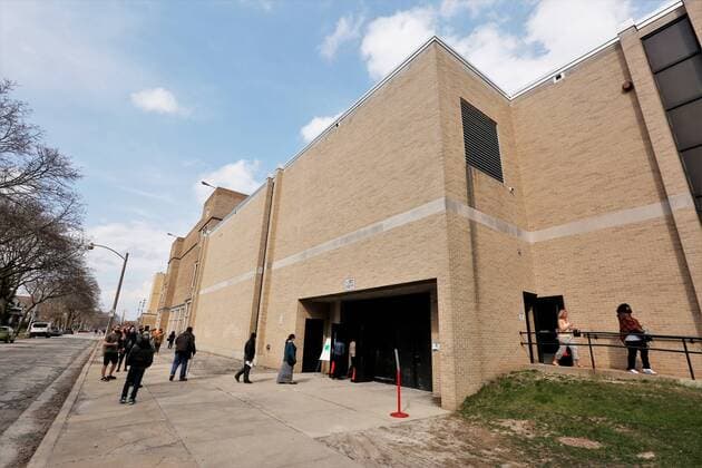 April 7, 2020, Milwaukee, Wisconsin, U.S: Milwaukee County residents line up to vote Tuesday April, 7, 2020 during the COVID-19 pandemic. Wisconsin Governor Tony Evers sought to postpone the elections because of the (coronavirus) COVID-19 pandemic, and was overruled by the Wisconsin Supreme Court to have the voting proceed as scheduled. Milwaukee U.S. - ZUMAr148 20200407_zap_r148_121 Copyright: xPatxA.xRobinsonx