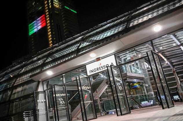 Turin. Intesa SanPaolo and Mole Antonelliana skyscraper with the Italian flag during the lockdown for Covid19 in the photo: Intesa San Paolo skyscraper  Copyright: xRiccardoxGiordanox xIPAx xFotosickix