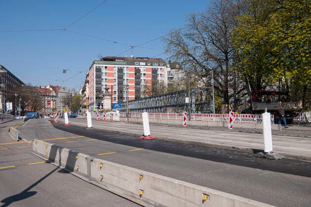 Munich Haidhausen, temporary bridge for pedestrians and cyclists next to the Ludwigsbrücke which is being renovated