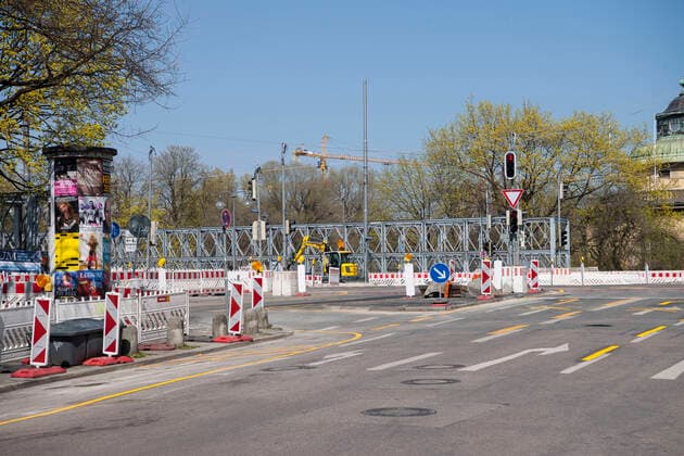 Munich, construction site Ludwigsbruecke, the prvisoic footbridge for pedestrians and cyclists