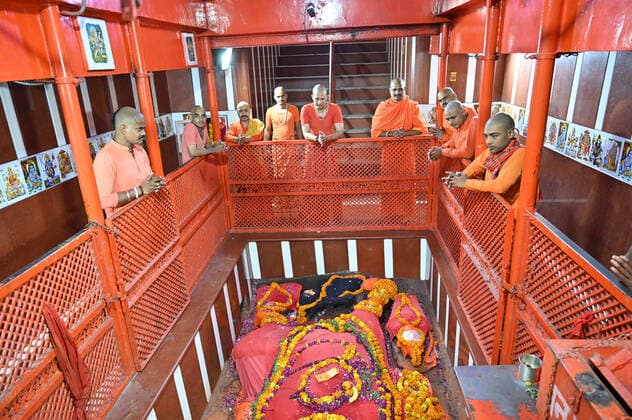 April 8, 2020, Prayagraj, Uttar Pradesh, India: Prayagraj: Priests of Bade Hanuman Temple Shave their hairs and performing prayer against Corona on the occasion of Hanuman Jayanati at Bade Hanuman temple during nationwide lockdown in wake of Coronavirus in Prayagraj on Wednesday, April 08, 2020. Prayagraj India - ZUMAv115 20200408_zap_v115_003 Copyright: xPrabhatxKumarxVermax
