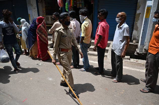 April 8, 2020, Prayagraj, Uttar Pradesh, India: Prayagraj: People donÃ¢â‚¬â ¢t follow social distance as they are in queue to take free grocery at Daraganj area during nationwide lockdown in wake of Coronavirus in Prayagraj on Wednesday, April 08, 2020. Prayagraj India - ZUMAv115 20200408_zap_v115_004 Copyright: xPrabhatxKumarxVermax