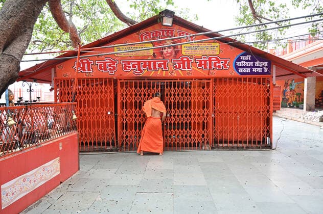 April 8, 2020, Prayagraj, Uttar Pradesh, India: Prayagraj: A priest locking gate of Bade Hanuman temple after performing rituals on the occasion of Hanuman Jayanati at Bade Hanuman temple during nationwide lockdown in wake of Coronavirus in Prayagraj on Wednesday, April 08, 2020. Prayagraj India - ZUMAv115 20200408_zap_v115_005 Copyright: xPrabhatxKumarxVermax