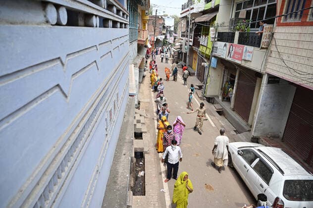 April 8, 2020, Prayagraj, Uttar Pradesh, India: Prayagraj: People donÃ¢â‚¬â ¢t follow social distance as they are in queue to take free grocery at Daraganj area during nationwide lockdown in wake of Coronavirus in Prayagraj on Wednesday, April 08, 2020. Prayagraj India - ZUMAv115 20200408_zap_v115_014 Copyright: xPrabhatxKumarxVermax