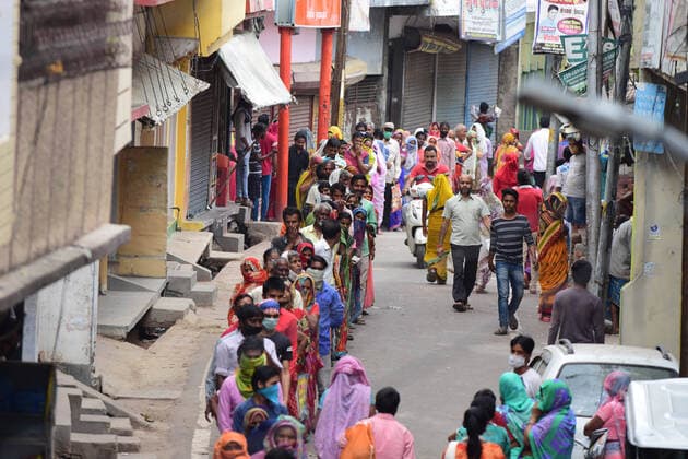 April 8, 2020, Prayagraj, Uttar Pradesh, India: Prayagraj: People donÃ¢â‚¬â ¢t follow social distance as they are in queue to take free grocery at Daraganj area during nationwide lockdown in wake of Coronavirus in Prayagraj on Wednesday, April 08, 2020. Prayagraj India - ZUMAv115 20200408_zap_v115_015 Copyright: xPrabhatxKumarxVermax