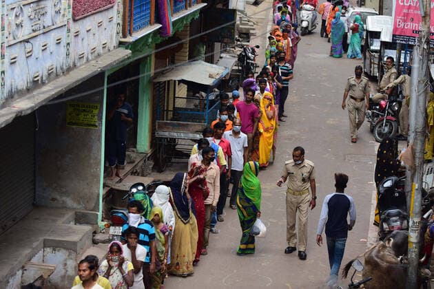 April 8, 2020, Prayagraj, Uttar Pradesh, India: Prayagraj: People donÃ¢â‚¬â ¢t follow social distance as they are in queue to take free grocery at Daraganj area during nationwide lockdown in wake of Coronavirus in Prayagraj on Wednesday, April 08, 2020. Prayagraj India - ZUMAv115 20200408_zap_v115_016 Copyright: xPrabhatxKumarxVermax