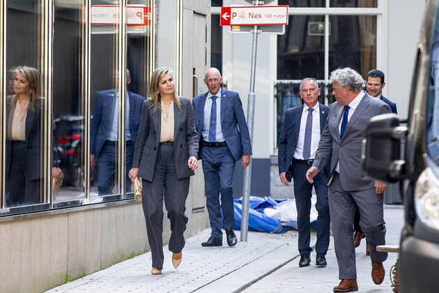 08-04-2020 Amsterdam Queen Maxima visited, in the context of the coronavirus outbreak (COVID-19), Hotel V Nesplein and the Irish Pub, The Tara at the Rokin in Amsterdam. Koninklijke Horeca Nederland (KHN) was the host of two conversations in which representatives of hotel and restaurant chains and smaller catering entrepreneurs informed Queen Máxima about the consequences of the outbreak of the coronavirus (COVID-19) for their companies.  Copyright: xPPEx