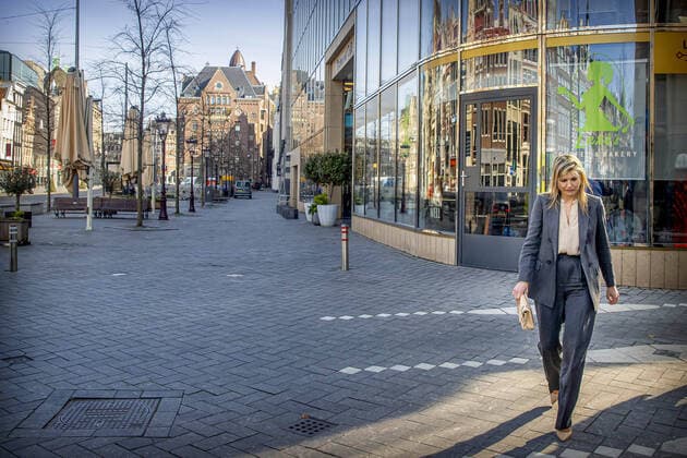 08-04-2020 Amsterdam Queen Maxima visited, in the context of the coronavirus outbreak (COVID-19), Hotel V Nesplein and the Irish Pub, The Tara at the Rokin in Amsterdam. Koninklijke Horeca Nederland (KHN) was the host of two conversations in which representatives of hotel and restaurant chains and smaller catering entrepreneurs informed Queen Máxima about the consequences of the outbreak of the coronavirus (COVID-19) for their companies.  Copyright: xPPEx