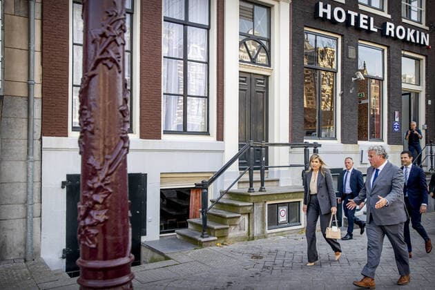 08-04-2020 Amsterdam Queen Maxima visited, in the context of the coronavirus outbreak (COVID-19), Hotel V Nesplein and the Irish Pub, The Tara at the Rokin in Amsterdam. Koninklijke Horeca Nederland (KHN) was the host of two conversations in which representatives of hotel and restaurant chains and smaller catering entrepreneurs informed Queen Máxima about the consequences of the outbreak of the coronavirus (COVID-19) for their companies.  Copyright: xPPEx