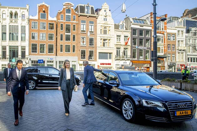 08-04-2020 Amsterdam Queen Maxima visited, in the context of the coronavirus outbreak (COVID-19), Hotel V Nesplein and the Irish Pub, The Tara at the Rokin in Amsterdam. Koninklijke Horeca Nederland (KHN) was the host of two conversations in which representatives of hotel and restaurant chains and smaller catering entrepreneurs informed Queen Máxima about the consequences of the outbreak of the coronavirus (COVID-19) for their companies.  Copyright: xPPEx