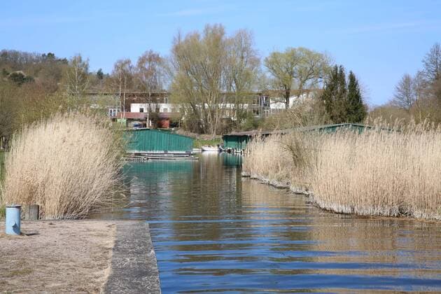 Hardly anything going on at Kummerower See View on Wednesday 08 04 2020 of the town of Salem, district of Mecklenburgische Seenplatte in Mecklenburger Schweiz at Kummerower See The town currently provides a foretaste of the upcoming Easter weekend According to a reg