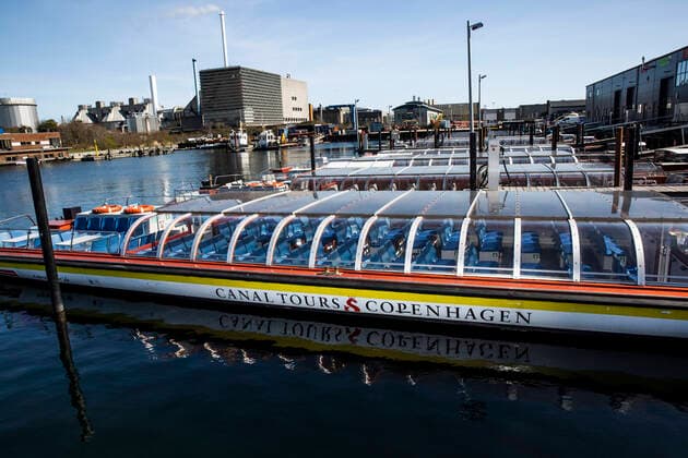 Stromma Canal Tours Copenhagens boat is quietly located at the Industrial Line in Copenhagen on Wednesday, April 8, 2020 Due to COVID 19, it is not possible to reach port roundtrip at Easter, Denmark,  Copyright: ÓlafurxSteinarxRyexGestsson ÓlafurxSteinarxGestssonx COP106 spdk20200408-145501-L