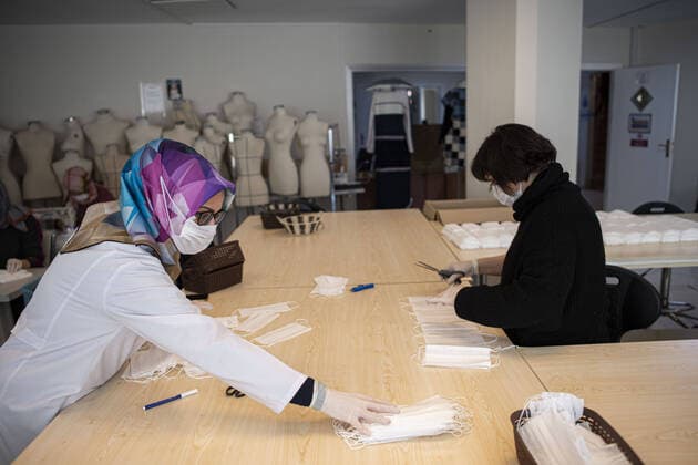 Students of the Ismek Colpan Ilhan Industrial College produce masks during coronavirus COVID 19 at Moda district in Istanbul , Turkey. Copyright: AkinxCeliktas 16715500