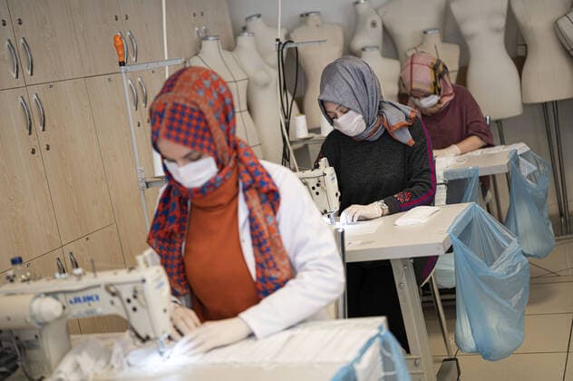 Students of the Ismek Colpan Ilhan Industrial College produce masks during coronavirus COVID 19 at Moda district in Istanbul , Turkey. Copyright: AkinxCeliktas 16715512