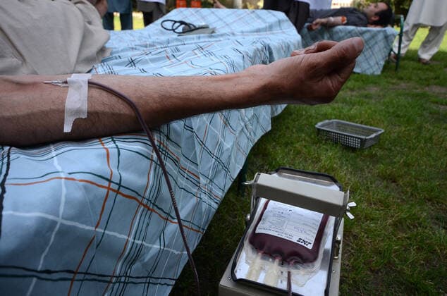 Pakistan: Journalist donates blood due to shortage Pakistani journalist donates blood in Peshawar Press Club of Pakistan, Wednesday, April 8, 2020. A continuous lockdown due to the corona virus pandemic has created a severe shortage of blood donations. Peshawar Khyber pakhtunkhwa Pakistan Copyright: HussainxAli