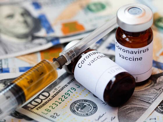 April 8, 2020, Ukraine: In this photo illustration two vials labelled Coronavirus vaccine and a syringe seen displayed on one hundred US dollar banknotes. Ukraine - ZUMAs197 20200408_zaa_s197_029 Copyright: xIgorxGolovniovx